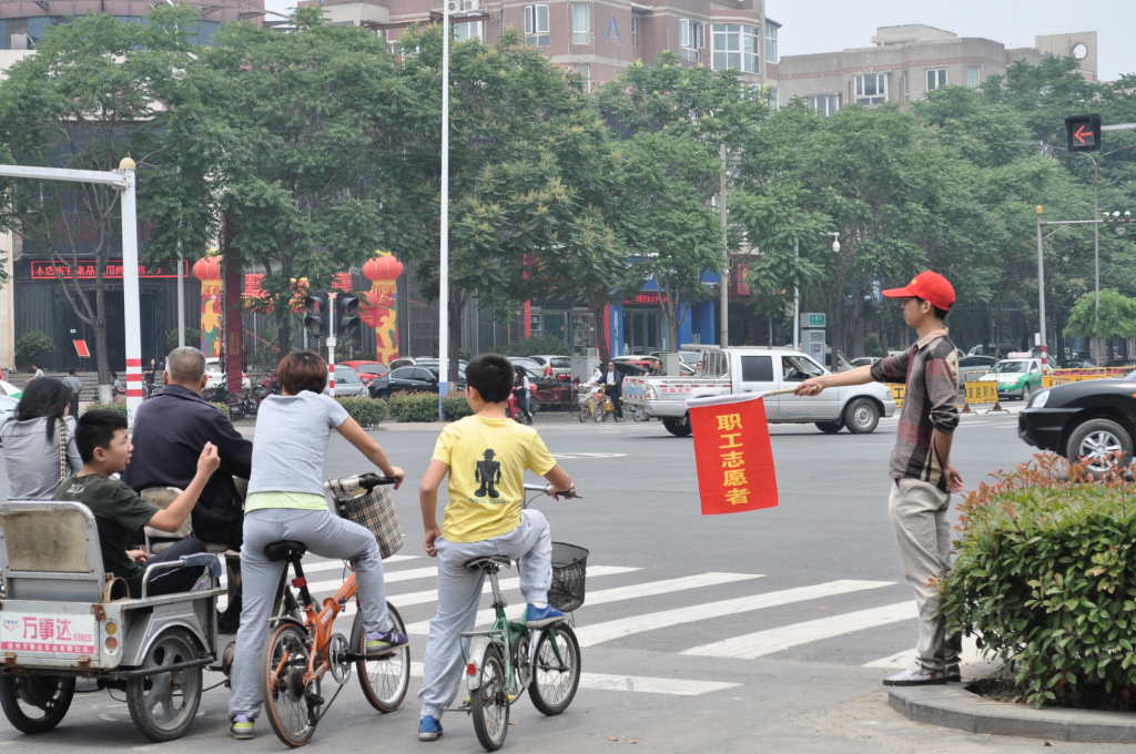 市委党史研究室职工志愿者文明交通义务执勤